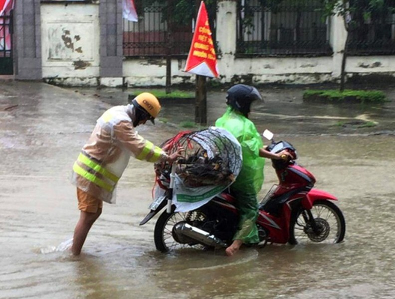 Công an dầm mình trong bùn lầy giúp người dân khắc phục hậu quả lũ lụt